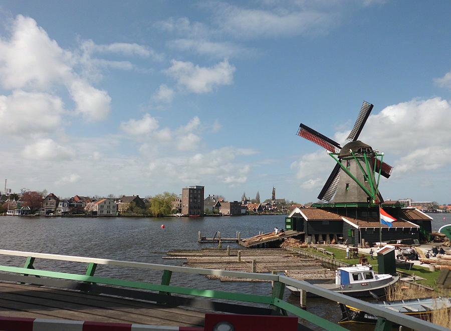 3, Molen 10139 Het Jonge Schaap (Zaandam), Foto vanuit oliemolen 'De Zoeker' genomen.  Julius Meijer (29-4-2013). | Database Nederlandse molens