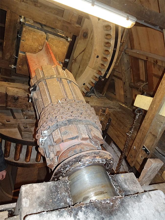 22, Molen 03564 De Vijf Gebroeders (Heinkenszand), Jan de Witte (19-1-2019)De penzijde van de as met een flinke partij ijzer als gewicht eraan. | Database Nederlandse molens