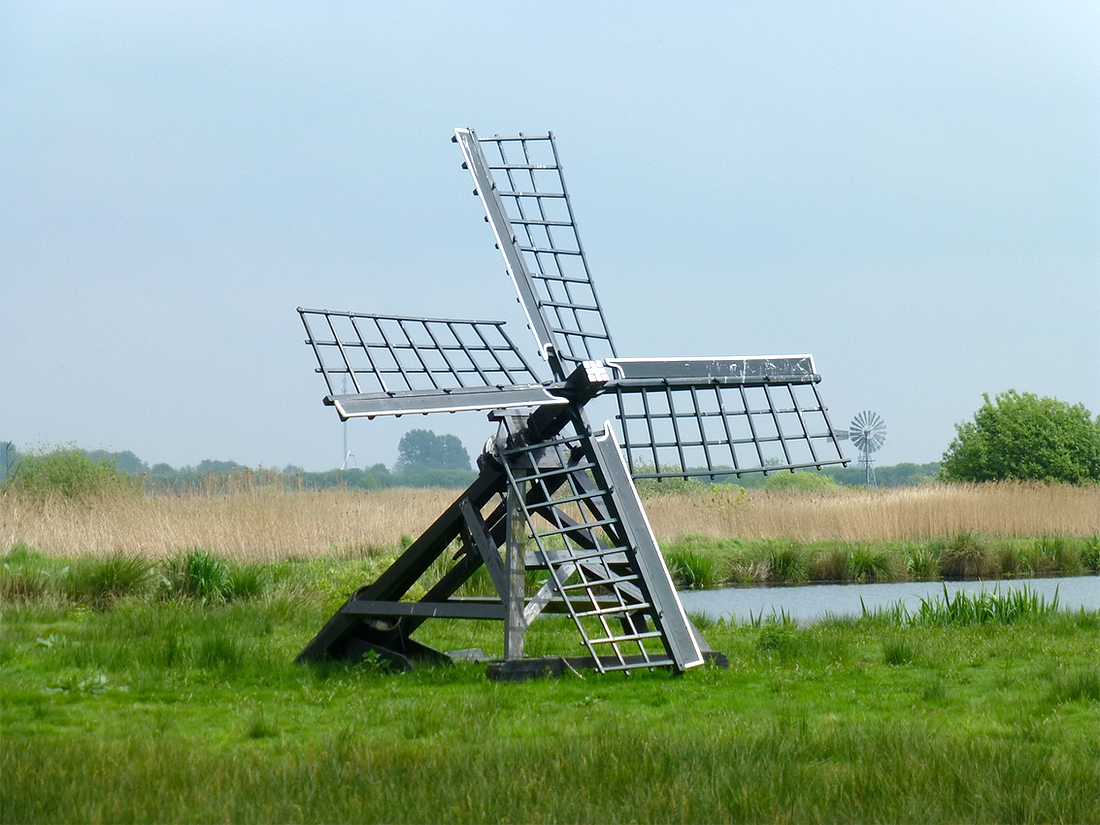 1, Molen 10279 De Bonne Brekken (Nijetrijne), Dick Bunskoeke (13-5-2017)Op de achtergrond de windmotor (wmdbnr. 32). | Database Nederlandse molens