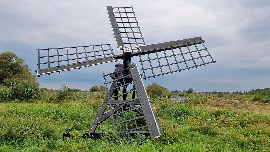Molen 10279 De Bonne Brekken (Nijetrijne),  Jan Pieter Visser (29-8-2023)De gehele constructie van de molen is in slechte staat. | Database Nederlandse molens