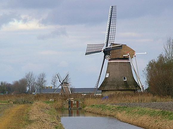 3, Molen 03034 Slagdijkster molen / Slachdykster Mûne (Finkum / Feinsum), W. Jans (14-11-2007). Op de achtergrond de Balkendstermolen bij Oude Leije. | Database Nederlandse molens