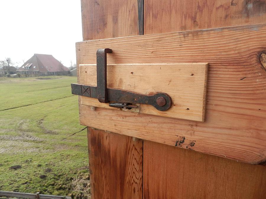 4, Molen 03316 Nijhuizumermolen of Monnikenburenmolen (Nijhuizum / Nijhuzum), Mats Faber (13-4-2013)Het boerenklinkstel op de deur van het bovenhuis: dit is een slot dat door de sleutel met neervallende pen rechtstreeks de klink licht. | Database Nederlandse molens