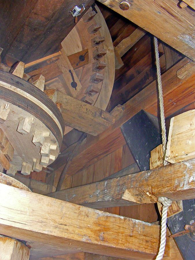 7, Molen 03316 Nijhuizumermolen of Monnikenburenmolen (Nijhuizum / Nijhuzum), Martin E. van Doornik (12-5-2018)Interieur van het bovenhuis met vangbalk en de zwarte trapboom, die tot de daklijst doorloopt. | Database Nederlandse molens