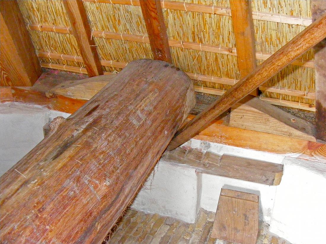 9, Molen 03316 Nijhuizumermolen of Monnikenburenmolen (Nijhuizum / Nijhuzum), Martin E. van Doornik (12-5-2018)De donsbalk wordt op primitieve wijze met een wrikhout in- of uit het werk gezet, maar voldoet wel prima! | Database Nederlandse molens