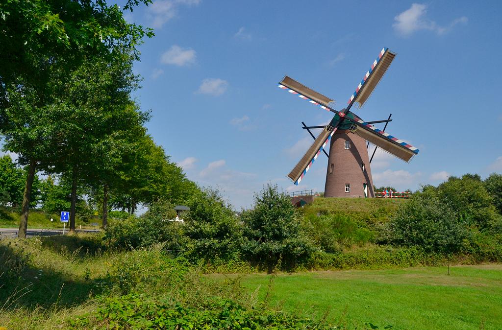 1, Molen 12176 Houthuizer molen (Lottum), Rob Pols (6-8-2016). De molen is landelijk gelegen, echter de vele bomenrijen zoals links op de foto, zorgen voor behoorlijke windbelemmering. | Database Nederlandse molens