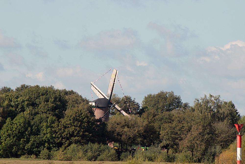 6, Molen 12176 Houthuizer molen (Lottum), De Houthuizer molen gezien vanaf de overzijde van de Maas.  Louis Kleijberg (7-10-2012). | Database Nederlandse molens