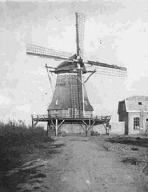 1, Molen 02744 b (korenmolen) (Erm), De complete molen in 1923 (Foto: H.J. Knol) | Database Nederlandse molens
