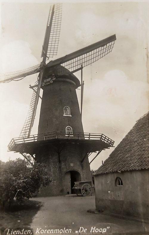 1, Molen 02663 De Hoop (Lienden), Ansichtkaart coll. H. Noot.De Hoop in de situatie vóór 1963, hier nog zelfs in bedrijf, want voorzien van zeilen.&nbsp; | Database Nederlandse molens