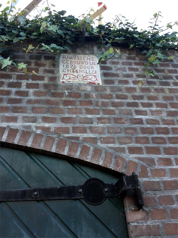 6, Molen 02709 De Meule van Wassens (vh. De Vlijt) (Zuidwolde), Sander Boom (31-10-2019)De steen boven de inrijpoort van de belt | Database Nederlandse molens
