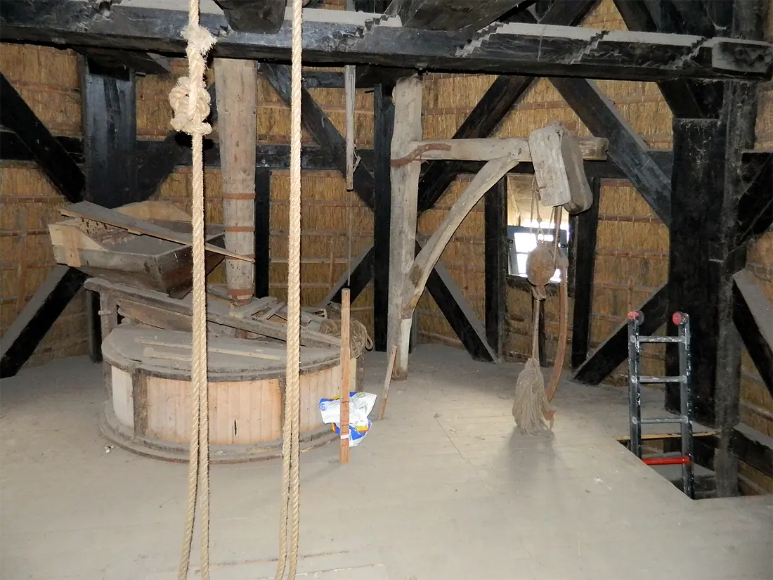 12, Molen 02709 De Meule van Wassens (vh. De Vlijt) (Zuidwolde), Vincent Mepschen (1-8-2018)De bovenste legeringsbalk is een oude vijzel, waarschijnlijk meegekomen vanuit zijn vorige standplaats. | Database Nederlandse molens