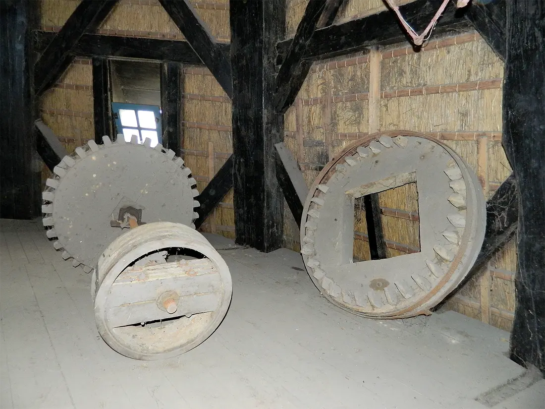 13, Molen 02709 De Meule van Wassens (vh. De Vlijt) (Zuidwolde), Vincent Mepschen (1-8-2018)Diverse wielen in de molen. Foto van voor de grote restauratie. | Database Nederlandse molens