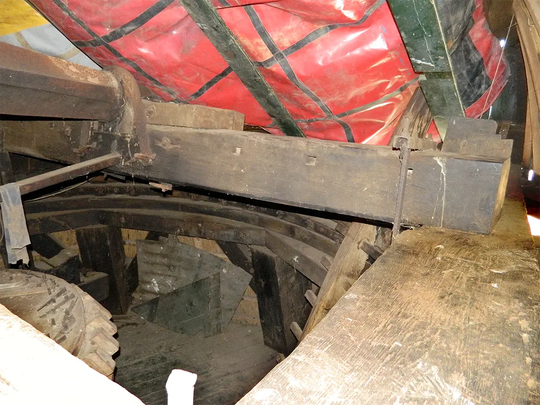 18, Molen 02709 De Meule van Wassens (vh. De Vlijt) (Zuidwolde), Vincent Mepschen (1-8-2018)De penbalk is een oude molenroede. Foto van voor de grote restauratie. | Database Nederlandse molens