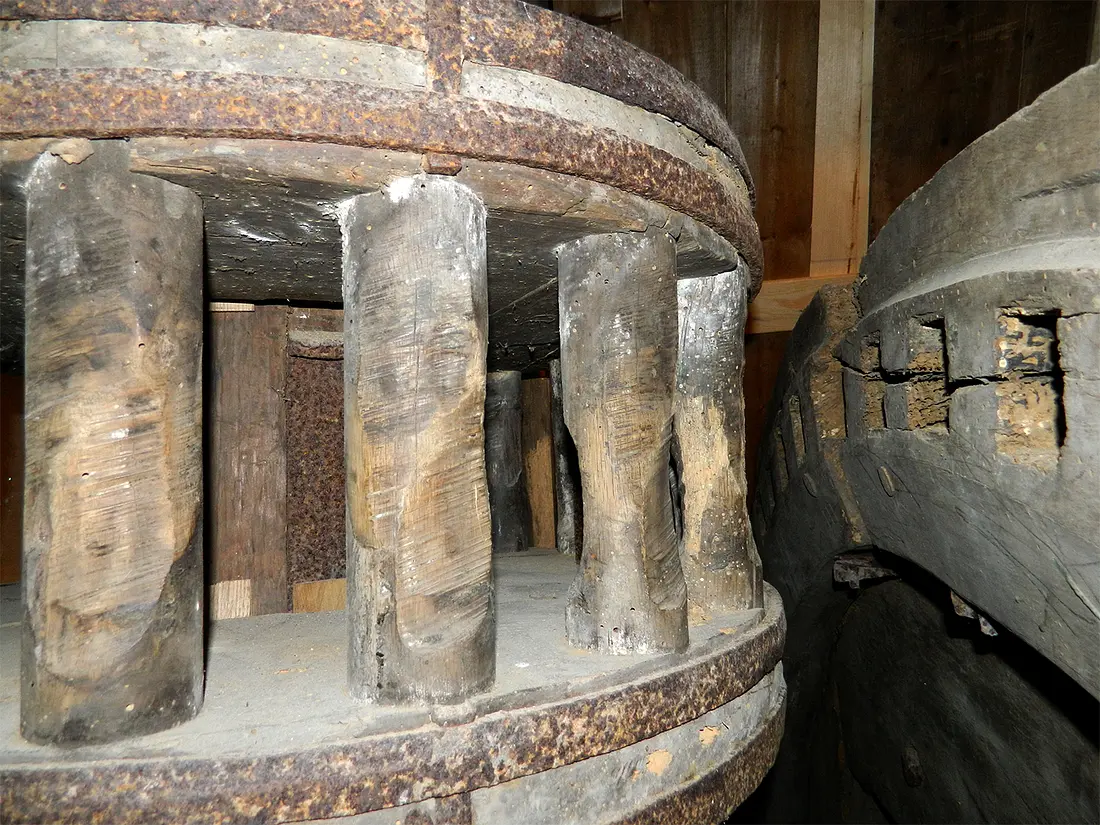 10, Molen 02569 Souburgse Molen (Alblasserdam), Vincent Mepschen (23-10-2021)Het onderwiel heeft geen kammen, de molen kan alleen uit het werk draaien. | Database Nederlandse molens