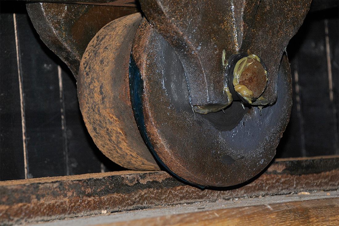 13, Molen 02569 Souburgse Molen (Alblasserdam), Kees Kammeraat (28-11-2020)Het kruiwerk bestaat uit tien ijzeren rollen - vijf voor en vijf achter - elk in een stoel onder tegen de overring gemonteerd. | Database Nederlandse molens