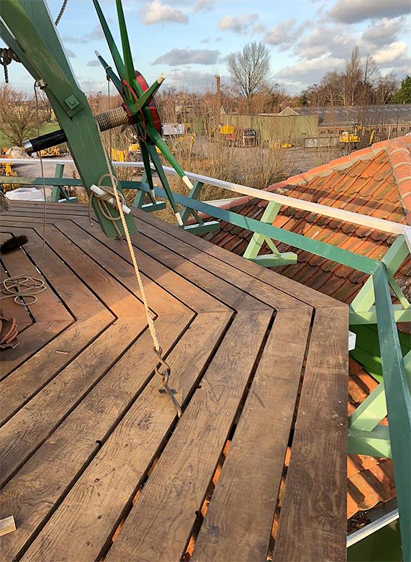 5, Molen 12648 De Veldmuis (Westzaan), Remco Jonker (21-1-2021)De laatste werkzaamheden zijn ook voltooid: de stelling is klaar. | Database Nederlandse molens