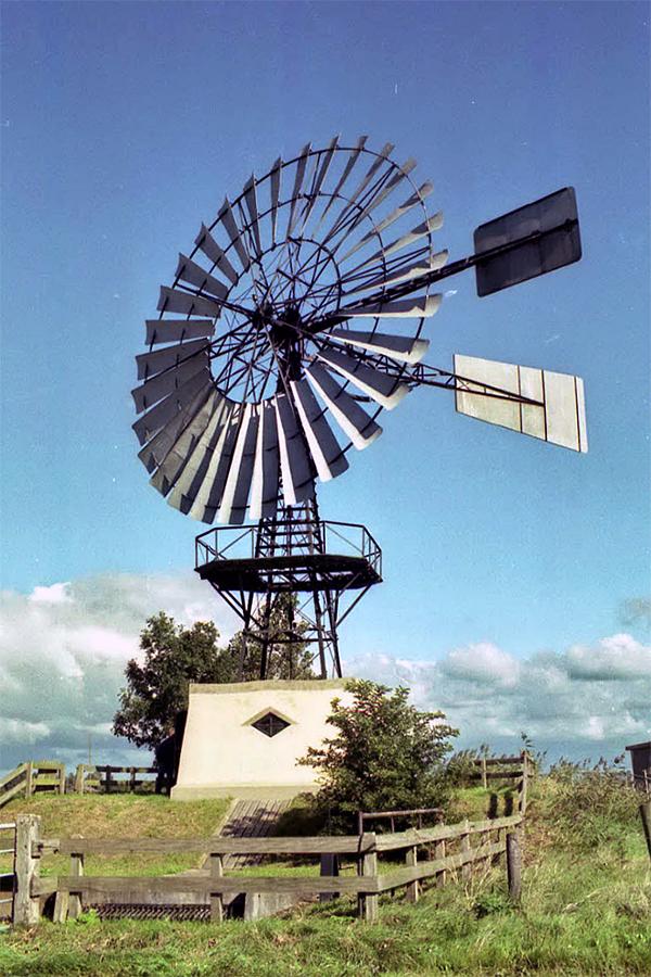 Molen 11463 Windmotor Molkwerum (Molkwerum / Molkwar), J.L.J. (Jacques) Tersteeg, 28-9-2002  | Database Nederlandse molens