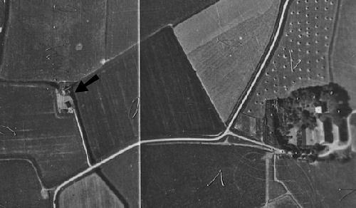 4, Molen 00455 De Kooipolder / De Kooi (Kantens), Detail luchtfoto 1932, met de molen nog waarneembaar | Database Nederlandse molens