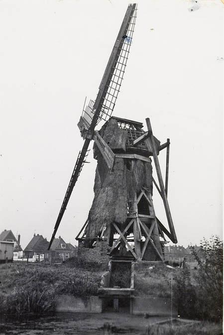 2, Molen 00661 Borgsloterpolder (Oosterhoogebrug), Afb. 2: Foto W.O. Bakker, okt. 1951. De molen in verval | Database Nederlandse molens