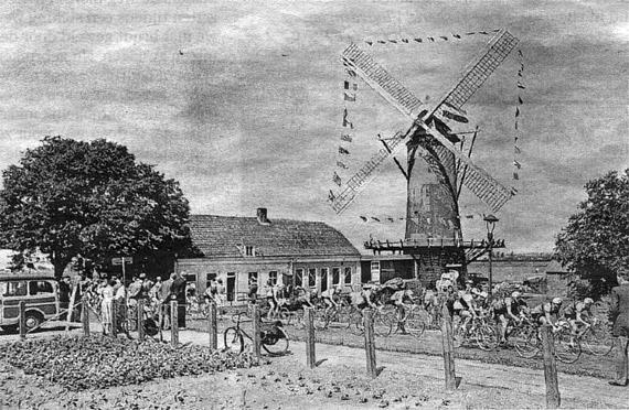 1, Molen 01168 De Hoop (Rotterdam, stadsdeel Overschie), Foto: nn., opname juli 1954 tijdens de Tour de France | Database Nederlandse molens