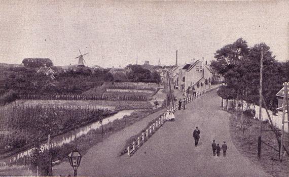 4, Molen 01269 Landzigt (Zwijndrecht), Foto: collectie DVM, opname 1910
V.l.n.r. Korenmolen Landzigt, de fabrieksschoorsteen van zoutziederij De Bondt, de glashut bij de Huttenstoep, de Watertoren en de fabrieksschoorsteen van de rijstpelmolen. | Database Nederlandse molens