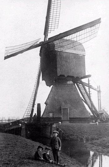 1, Molen 01266 Polder Groote Lindt en Kleine Lindt, Lindensche Watermolen (2e) (Zwijndrecht), Foto: collectie Jan van RijswijkDe kinderen van Molenaar Cornelis van Rijswijk op de voorgrond | Database Nederlandse molens