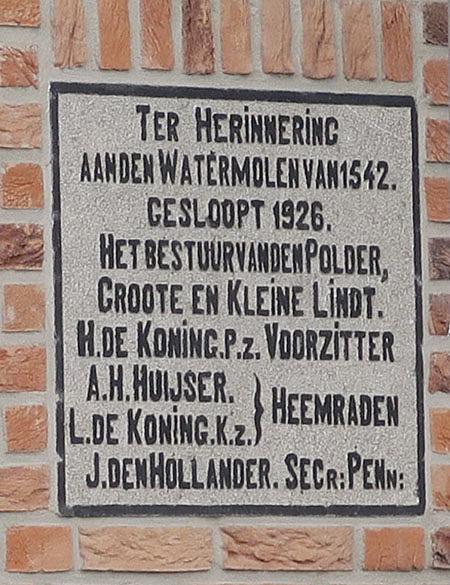 1, Molen 01266 Polder Groote Lindt en Kleine Lindt, Lindensche Watermolen (2e) (Zwijndrecht), gedenksteen, foto 15 september 2018, E. Esselink | Database Nederlandse molens