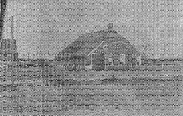 3, Molen 00684 b Molen van Greving (Anloo), De molenromp links. Foto: Pasen 1922 (ingestuurd, eigenaar onbekend) | Database Nederlandse molens