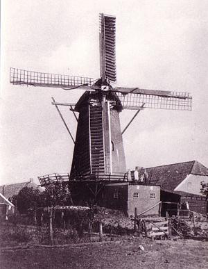 1, Molen 04418 Molen van Everts (Bonnerveen), Foto: n.n., op de askop staat de molenaar vol trots! | Database Nederlandse molens