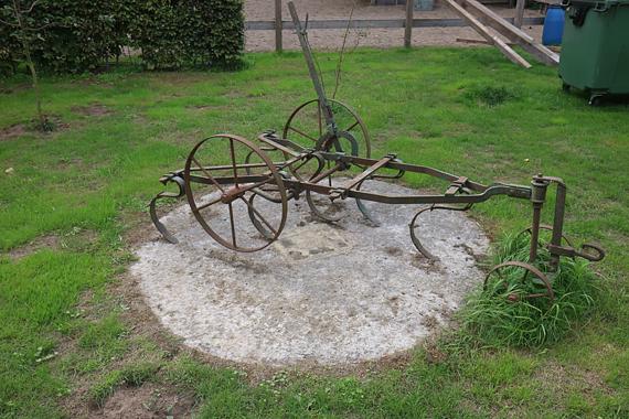2, Molen 02641 Molen van Strunk / Molen van Weggeman (Marle), Overgebleven steen van een kollergang. Foto Ronald Bakker, 16 sept. 2018 | Database Nederlandse molens