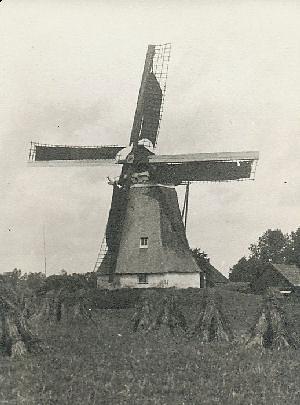 1, Molen 03893 Schuilenburgermolen (3e) (Hellendoorn), Prentbriefkaart, coll. V. Mepschen | Database Nederlandse molens