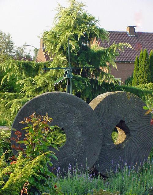 1, Molen 00094 Puurveense molen (2e) (Kootwijkerbroek), Foto: M. Bogaert, 28 juli 2015, een koppel blauwe stenen | Database Nederlandse molens