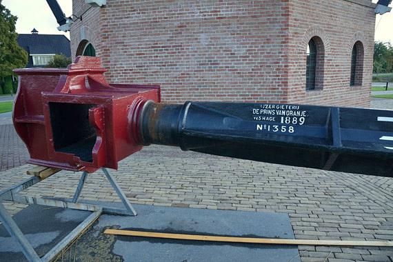 2, Molen 00094 Puurveense molen (2e) (Kootwijkerbroek), Foto: Jan Bakker, 29 okt.2016, de as die nu bij de nieuw herbouwde molen staat opgesteld | Database Nederlandse molens