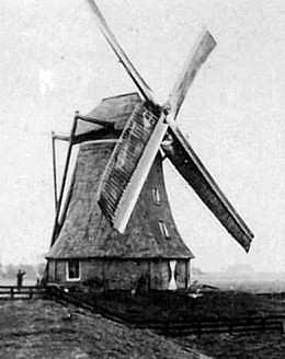 Molen 03668 b Sens- en Atzebuurstermeerpolders, Sensmeermolen / Marmoune (Greonterp), Jitte Flapper staat links van de molen (detail van onderstaande foto) | Database Nederlandse molens