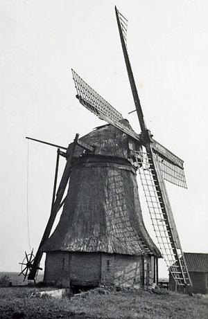 Molen 03053 Waterschap Kolkhuizen / Polder 29, Spookmolen / Spûkemole (Birdaard/ Burdaard), Foto: W.O. Bakker, opname 1949, coll. DHM | Database Nederlandse molens