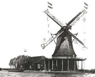 1, Molen 01108 d De Wind / Het Vliegend Hert (Zaandam-Oost), ansichtkaart, Serie 40, nr. 3, coll. DVM | Database Nederlandse molens