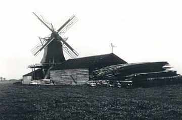 Molen 04916 f De Veldmuis / De Kikkert (Westzaan), Ansichtkaart nr. 145 (uitg. K. Tanger) | Database Nederlandse molens