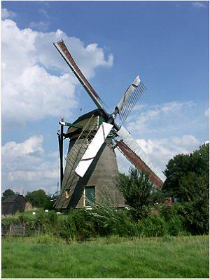 Molen 00066 Meerburgermolen (Zoeterwoude), Leo Middelkoop (19-8-2006)De molen nog op zijn oude plaats in Zoeterwoude. | Database Nederlandse molens
