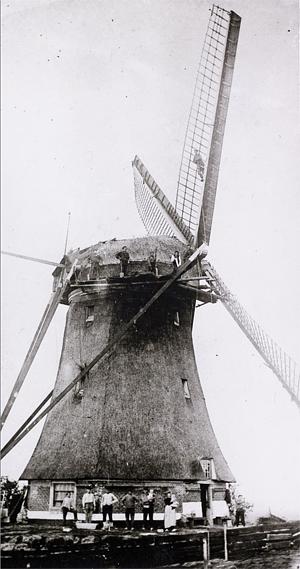 Molen 01001 c Griet- en Vriesekoopsepolder, Oostmolen / Nr. 1 (Leimuiden), Foto: n.n., 1909 tijdens herstel van zware schade | Database Nederlandse molens