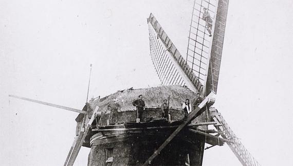 1, Molen 01001 c Griet- en Vriesekoopsepolder, Oostmolen / Nr. 1 (Leimuiden), Deel van foto 1, uitvergroot, men deed er werkelijk alles voor om in beeld te komen! | Database Nederlandse molens