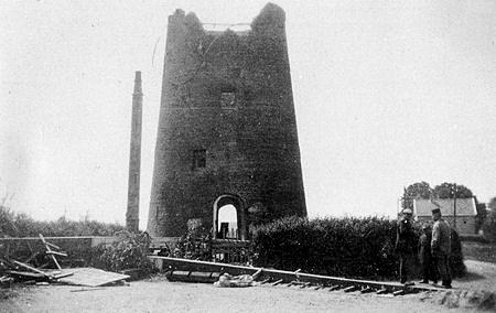 2, Molen 01909 Molen van Aalbrechtse (Zwartewaal), Foto: n.n., opname van na de brand | Database Nederlandse molens
