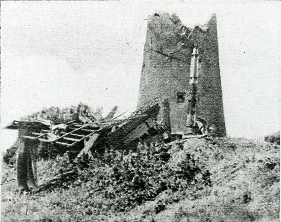 4, Molen 01909 Molen van Aalbrechtse (Zwartewaal), Krantenfoto. De gietijzeren as staat rechtop tegen de romp | Database Nederlandse molens