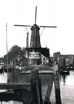 Molen 01170 De Distilleerketel (1e)/ Pelgrimmolen (Rotterdam, stadsdeel Delfshaven), Foto: L. Sonneveld, opname vóór 1938 | Database Nederlandse molens