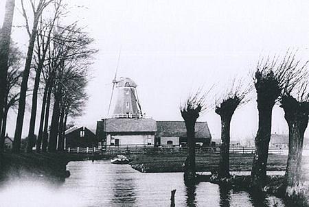 2, Molen 01789 bis z De Akerboom (Zwammerdam), Foto: n.n., collectie J.D. Boot, de molen aan de Alerboomseweg, rechts van de molen | Database Nederlandse molens