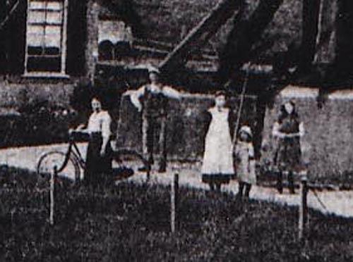 2, Molen 02660 b (korenmolen) (Ophemert), uitsnede, vlnr: nn, opa Cees Broertjes, moeder, tante Pie, tante Anna | Database Nederlandse molens