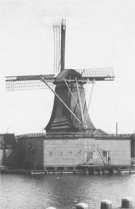Molen 01083 c Het Rad van Avontuur (Zaandam-Oost), deel van onderstaande foto | Database Nederlandse molens