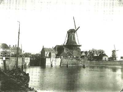 1, Molen 00840 a Nooit Volmaakt (Gorinchem), Prentbriefkaart ca. 1885 (Molens in Gorinchem), midden De Eendracht, rechts de Nooit Volmaakt | Database Nederlandse molens