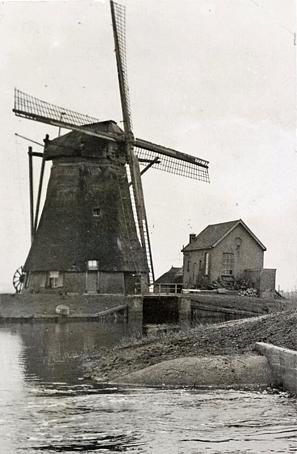 Molen 01250 Polder Kamperveen, deel Het Buitenland, molen van Van der Pol (Kamperveen), 1. De molen met het motorgemaal rond 1937 | Database Nederlandse molens