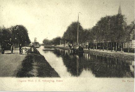 1, Molen 00687 b De Tulp (Assen), Ansichtkaart, in het midden aan het eind van de vaart, Pel-/zaagmolen de Tulp te Assen, vergezicht. Rechts staat achter de bomen zaagmolen de Soldaat | Database Nederlandse molens