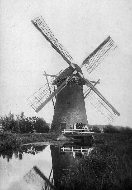 1, Molen 01918 Polder Langebakkersoord, De Buitenlandse Molen (Pernis), Foto: ca. 1910, coll. P.VoorbergenDe familie van der Berg poserend op het bruggetje | Database Nederlandse molens