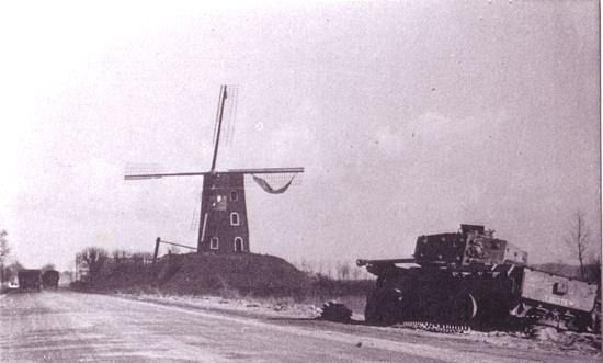 2, Molen 01928 Molen van Nuland (Nuland), coll. DVM, oktober 1944, rechts een vernielde Cromwell-tank van de 7de Armoured | Database Nederlandse molens
